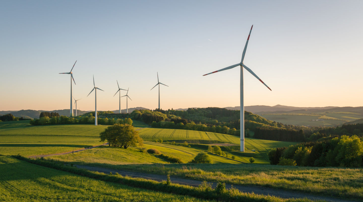 windkraftanlagen auf dem feld